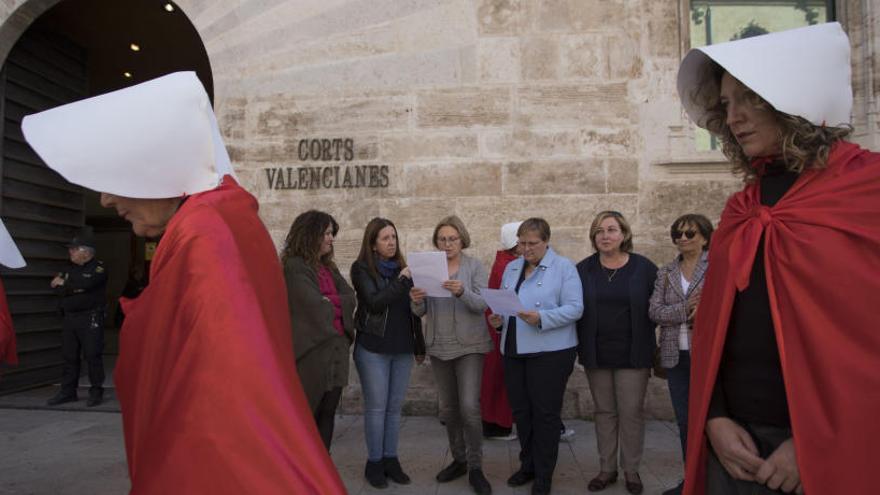 Entidades feministas esta mañana en las Corts.