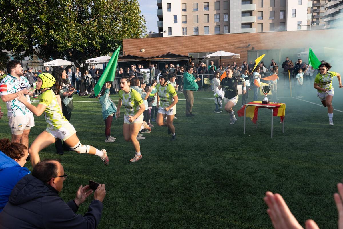 Gran ambiente en la salida al campo de las jugadoras locales antes del partido.