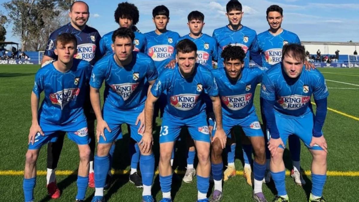 El primer equipo de la UD Oliva sobre el césped artificial del Camp del Morer en un partido de la pasada temporada