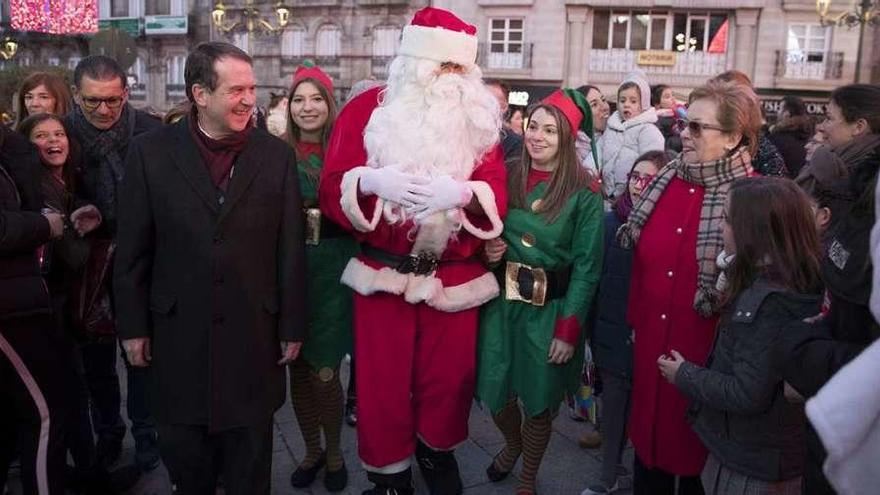 El alcalde Caballero también se acercó ayer a Príncipe a recibir a Papá Noel. // Ricardo Grobas