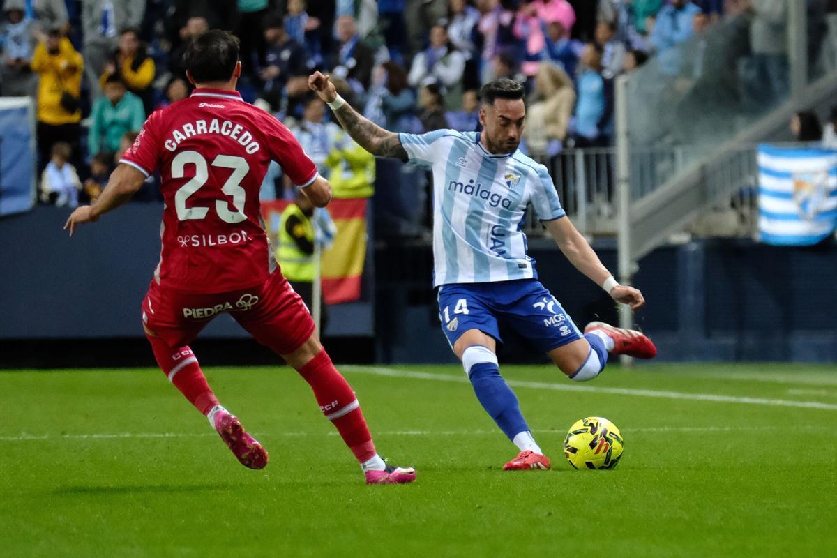 Víctor García intenta dar un paso en largo en el Málaga-Córdoba de la primera vuelta.