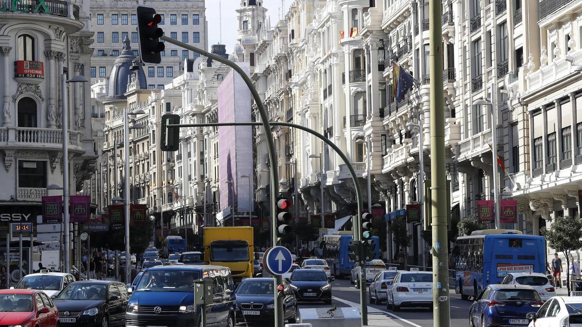 Tráfico en la Gran Vía de Madrid.