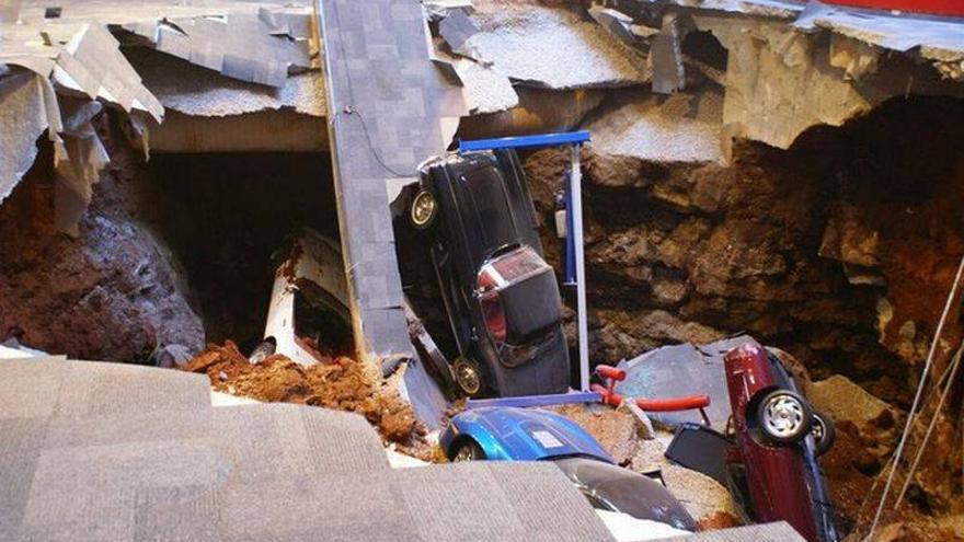 Un socavón en el Museo del Corvette engulle ocho vehículos históricos