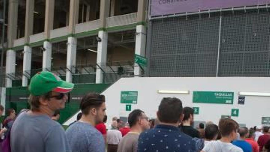 Colas de aficionados en las taquillas cuando ya se llevaban 28 minutos de partido.