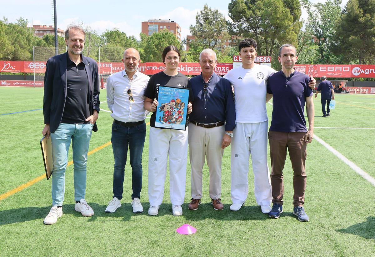 El Manresa guanya 4-1 contra el Badalona i amb la derrota del Cornellà ascendeix a Segona RFEF El Manresa guanya 4-1 contra el Badalona i amb la derrota del Cornellà ascendeix a Segona RFEF