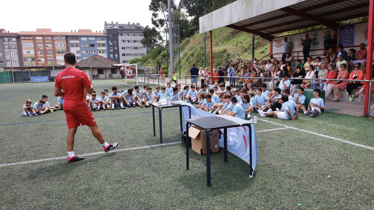 EN IMÁGENES: El campus del Celta de Vigo con los niños del Raíces, en Castrillón