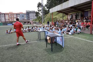 EN IMÁGENES: El campus del Celta de Vigo con los niños del Raíces, en Castrillón