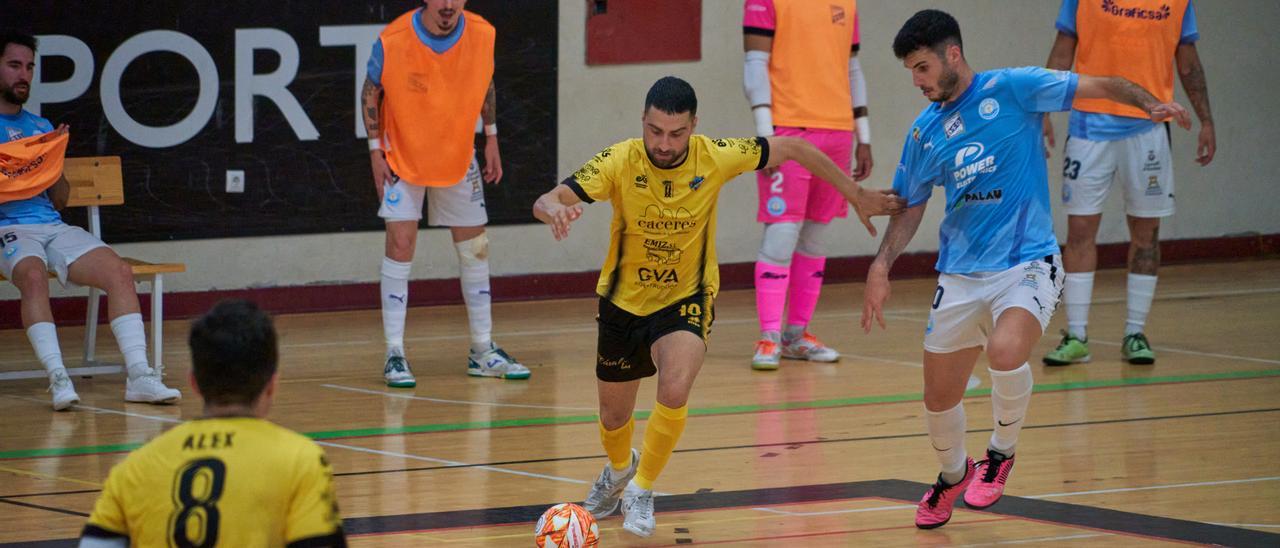 Imagen del partido Cáceres Uex-Ibiza de la ida en la Ciudad Deportiva.