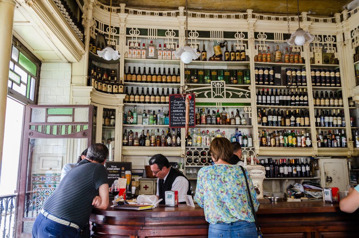 Interior de Bodeguita Romero.