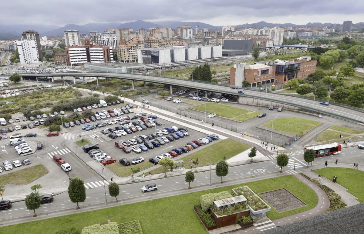 Una vista del viaducto de Carlos Marx con el ámbito ferroviario al fondo.
