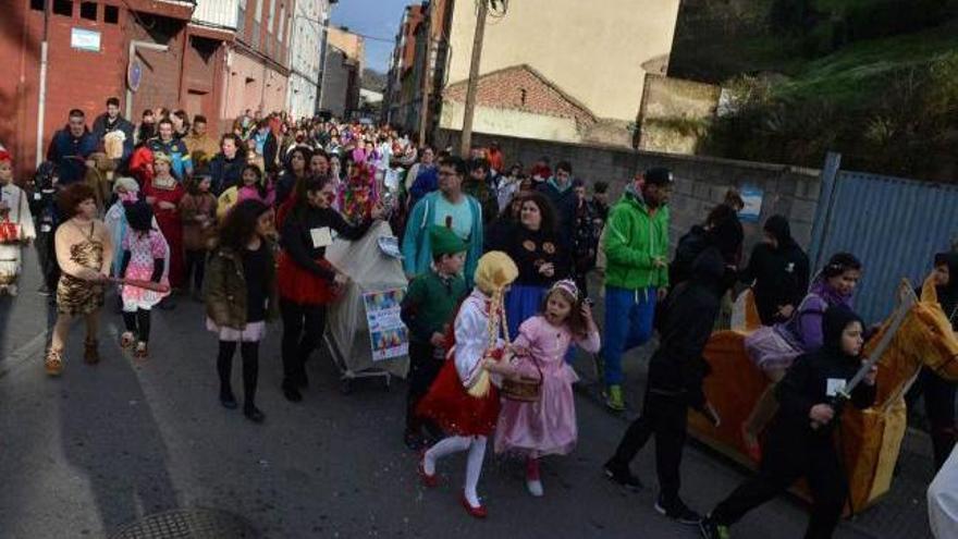 Desfile infantil por las calles de Ciaño hacia el cine Ideal, donde se celebró el concurso.