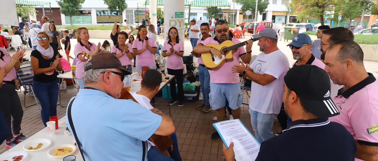 Las peñas recuperan su perol de convivencia en las Setas tras el parón del covid