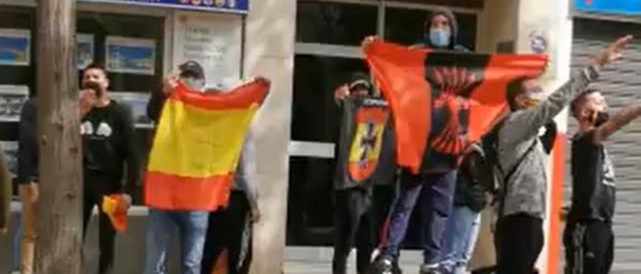 Jóvenes con banderas preconstitucionales en Dénia