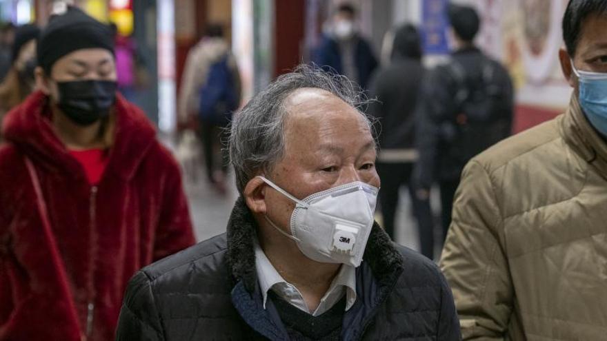 Vianants de Xangai es protegeixen amb màscares del coronaviurs