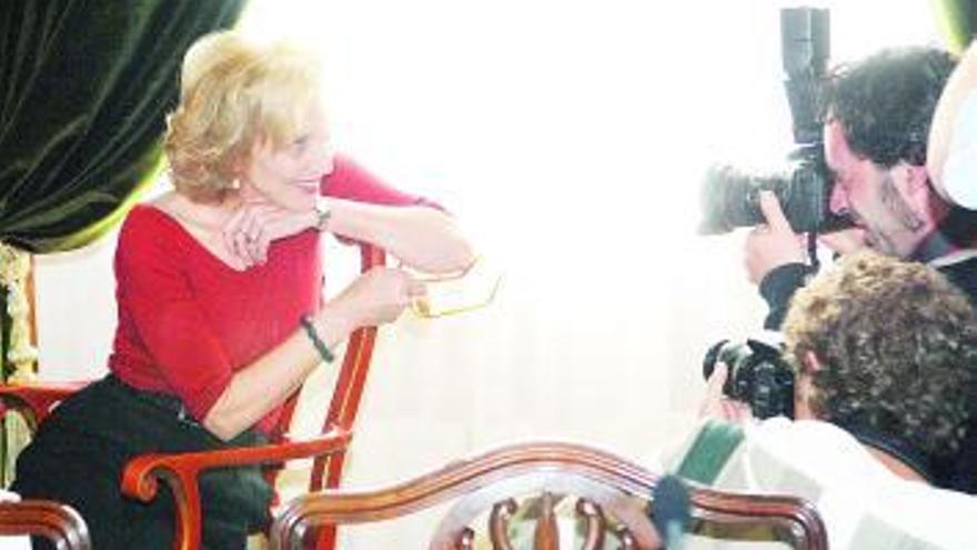 Marisa Paredes, posando para los fotógrafos.