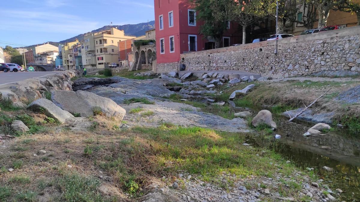 El riu Llobregat d'Empordà sec, en una imatge d'arxiu, al seu pas per la Jonquera.
