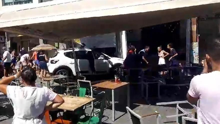 Un coche arrasa con una terraza, se empotra en un negocio de Canarias y deja varios heridos