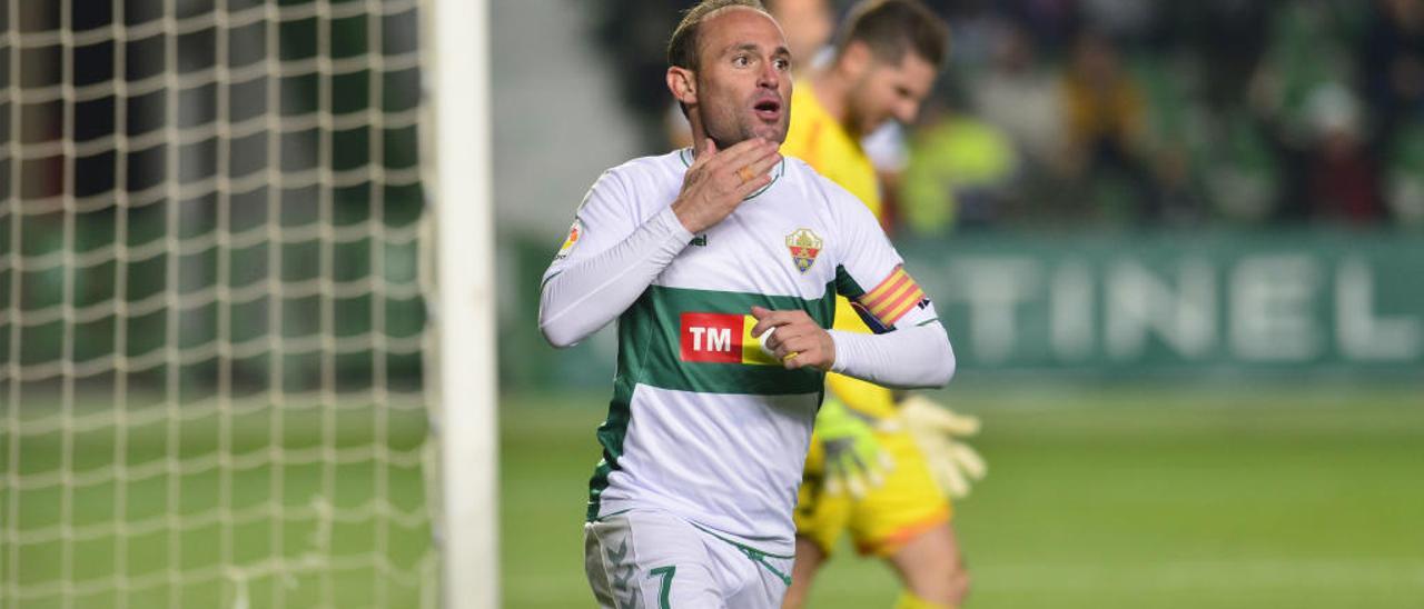 El delantero del Elche Nino celebra su gol al Racing en el Martínez Valero el 1 de diciembre.