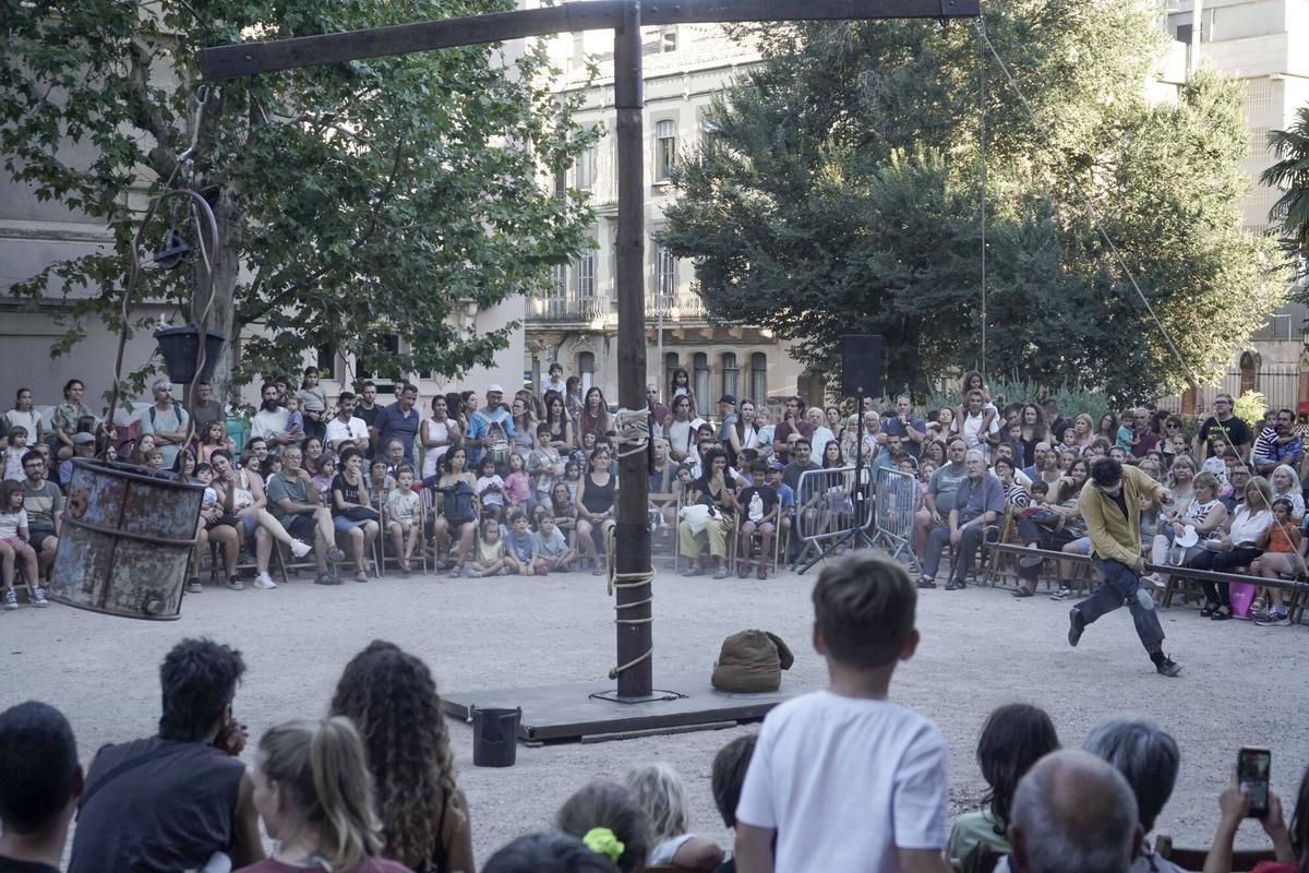 L'espectacle "Mira't" als Jardins del Casino de Manresa L'espectacle "Mira't" als Jardins del Casino de Manresa