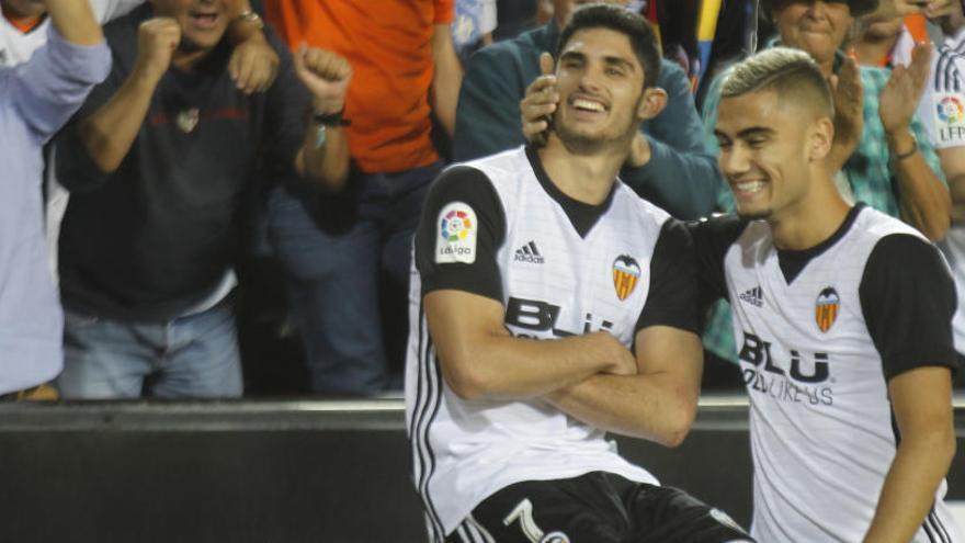 Guedes celebra un gol con el Valencia, junto a Pereira.