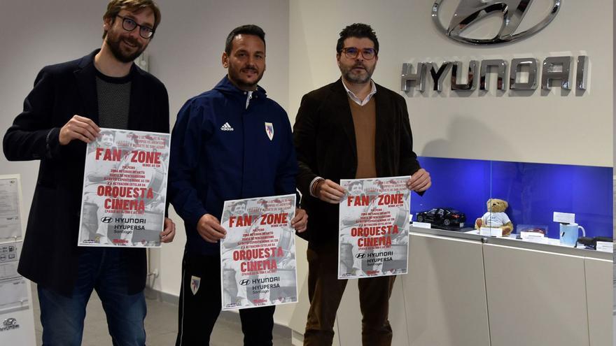 Miguel Fernández,  director de marketing del Compos, Cardeñosa, técnico del equipo y Guillermo Mouronte, gerente de Hyupersa / SD Compostela