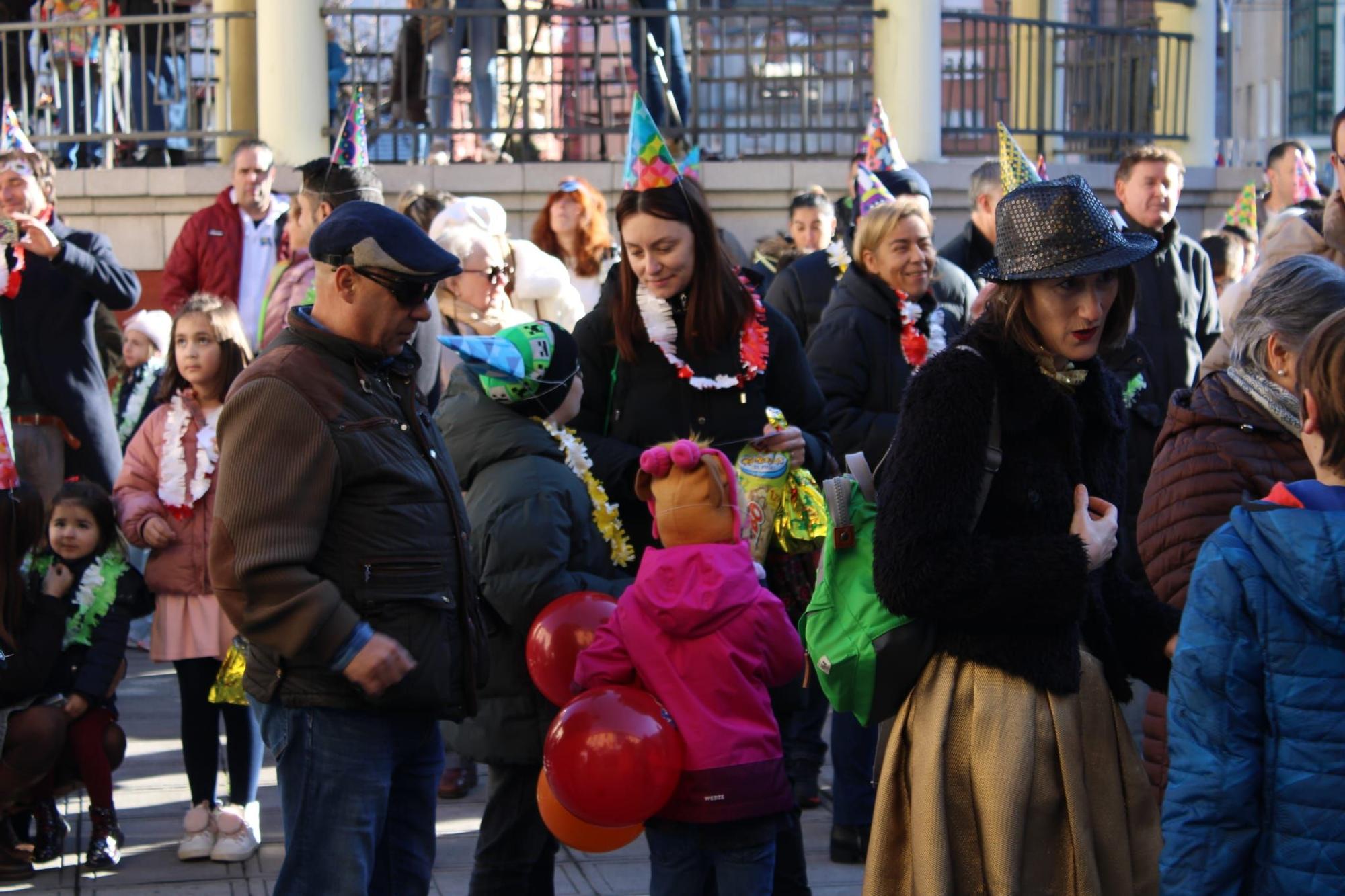 Así fue la Nochevieja anticipada en San Martín del Rey Aurelio: cientos de personas dieron la bienvenida al 2024 a las 12.25 del día 30