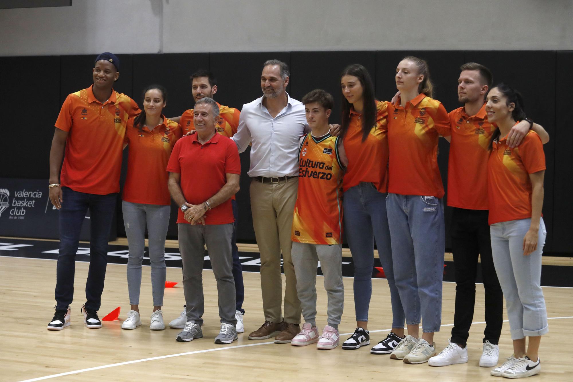 Los pilotos del Mundial de Motociclismo juegan a baloncesto en L´Alqueria del Basket