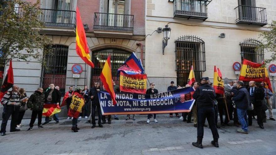 Unos cincuenta ultras abuchean a Mas en Madrid