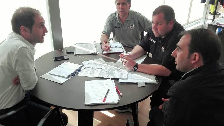 Ramón Salvador García, Juan Carlos Fernández, Luis Ángel Ruenes y Pablo García, reunidos.