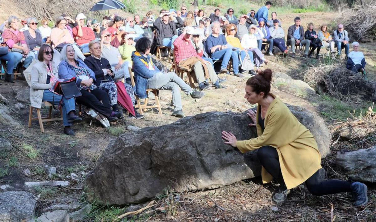 La ballarina Anna Romaní amb el públic al fons | JORDI BIEL