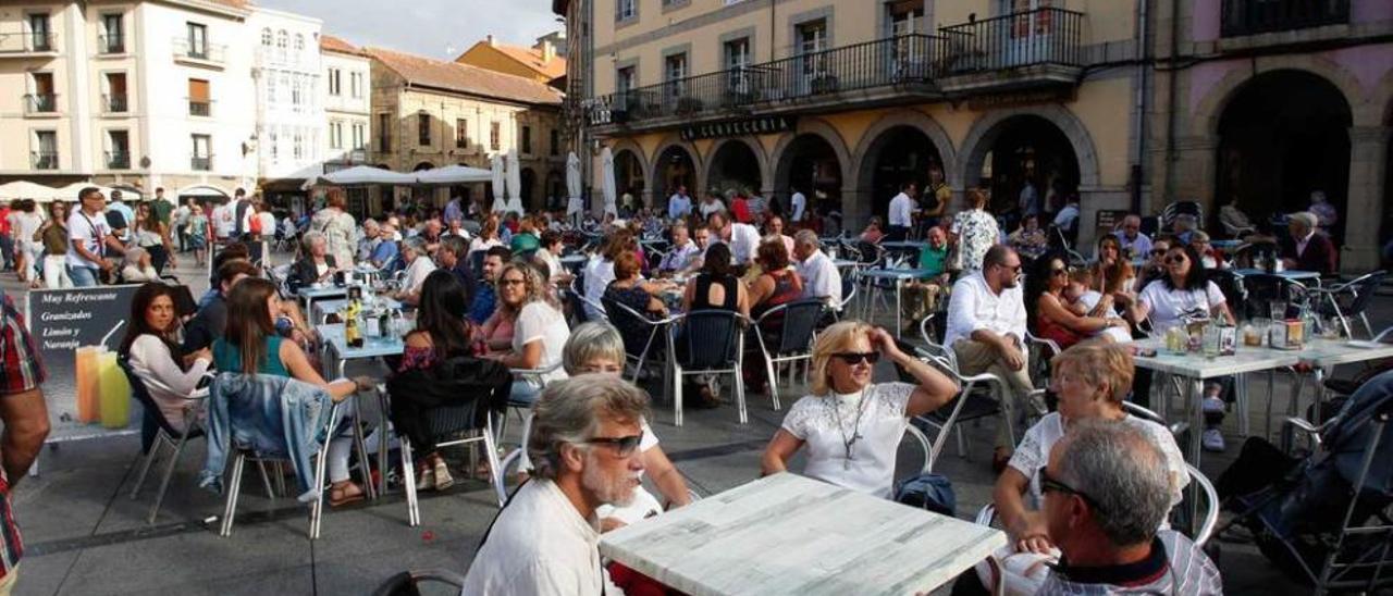 Los hosteleros avilesinos celebran un verano con marcado acento extranjero