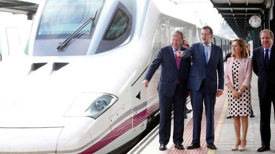 El presidente del Gobierno, Mariano Rajoy, inaugura el AVE en León, junto a él, el presidente de la Junta, Juan Vicente Herrera (primero por la derecha); el alcalde de León, Antonio Silván (primero por la izquierda) y la ministra de Fomento, la zamorana Ana Pastor. Fotos Ical / Efe