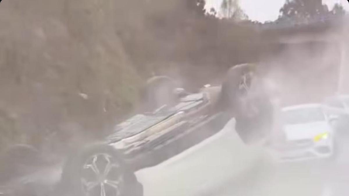 El vehículo quedó boca arriba sobre el arcén de la AG-56, a la altura de Santiago.