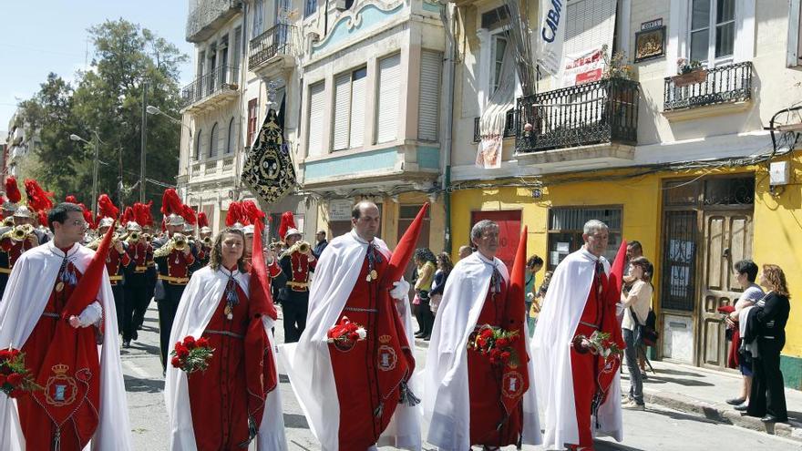 Los cofrades visten colores claros en el Desfile de Resurrección.