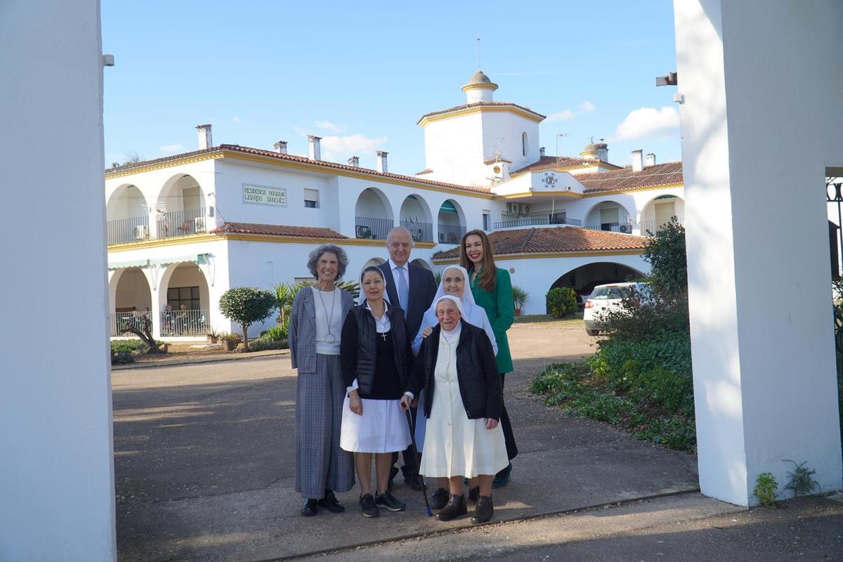 María Teresa Blanco, patrona de Fundación CB, Francisco Lamoneda, presidente de Fundación CB, Raquel González, Patrona de Fundación CB y las hermanas de la Residencia Lisardo Sánchez.