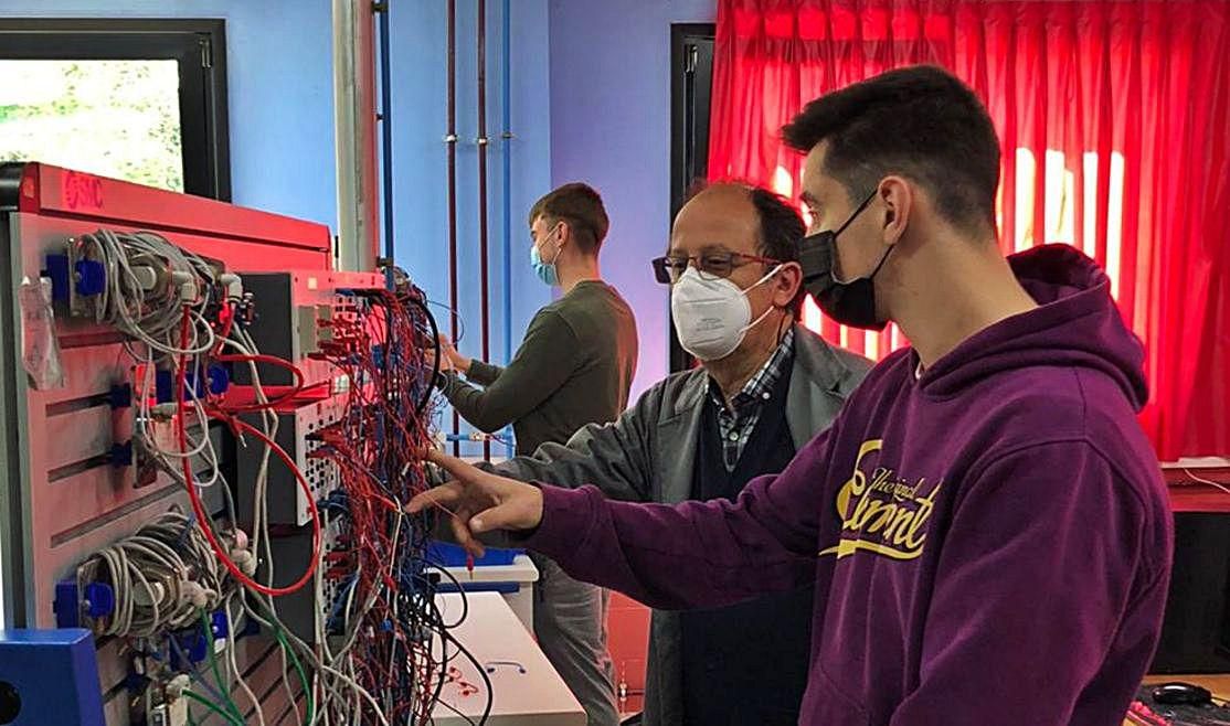 Heliodoro de la Rosa, junto a un alumno, ayer, en su clase en el campus de FP de Langreo.