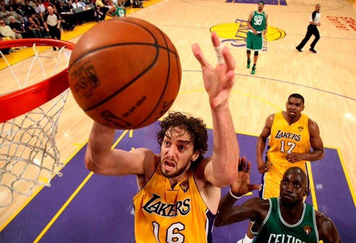 Gasol gana un rebote en el último duelo contra los Boston Celtics.