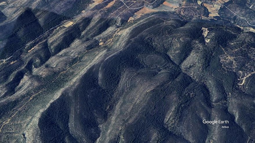Un incendio forestal en el entorno del Pico del Tejo ha mantenido en alerta a vecinos de Siete Aguas y Requena