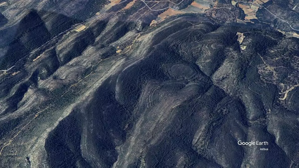 Un incendio forestal en el entorno del Pico del Tejo ha mantenido en alerta a vecinos de Siete Aguas y Requena