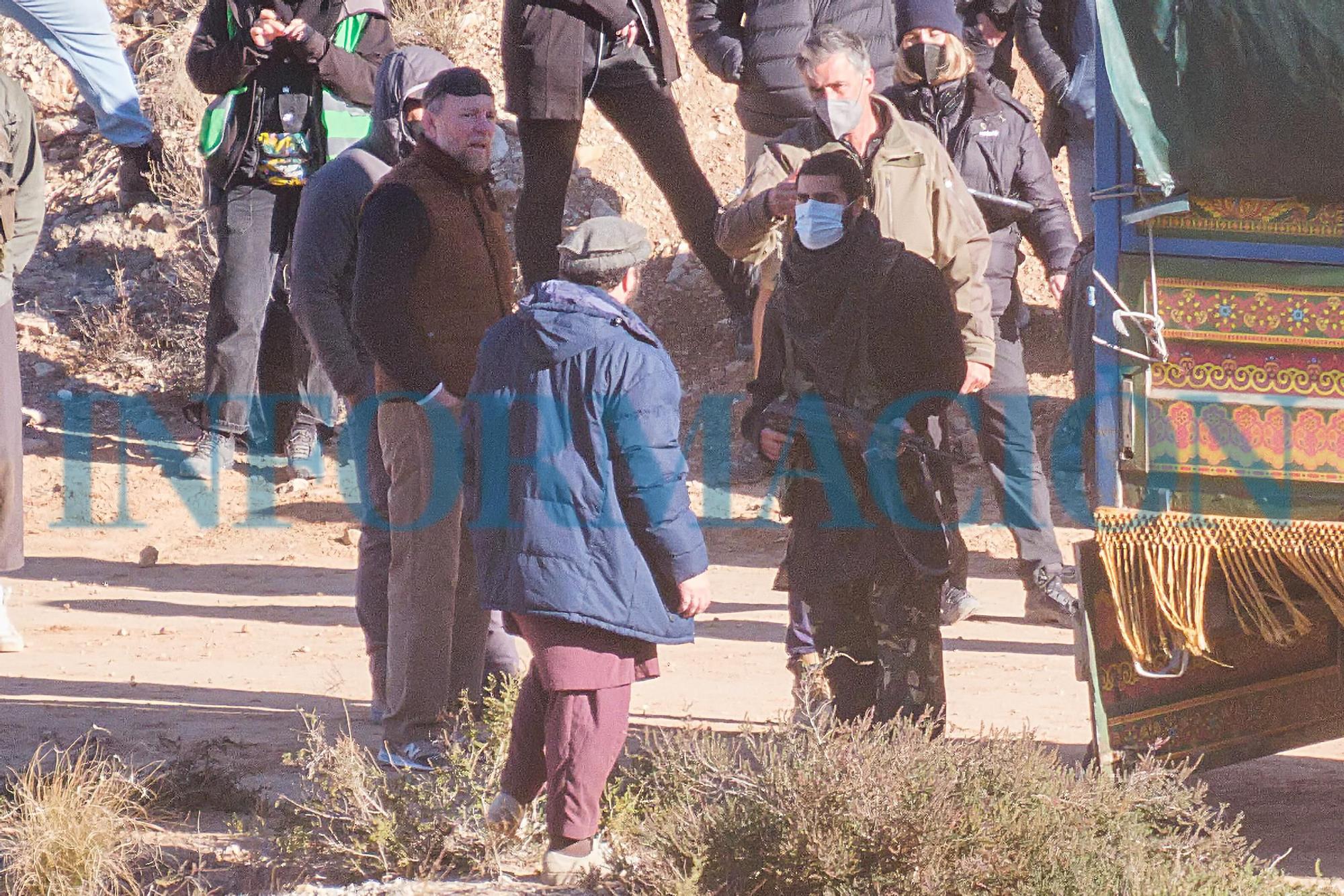 El director Guy Ritchie observando el ensayo de una escena de la película en Novelda.