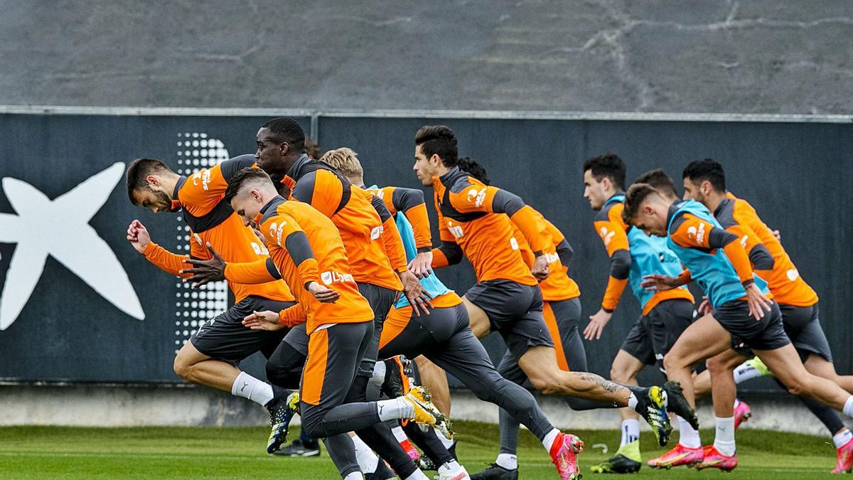 El Valencia, con Diakhaby presente, en el entrenamiento de ayer en Paterna. | LÁZARO DE LA PEÑA/VCF