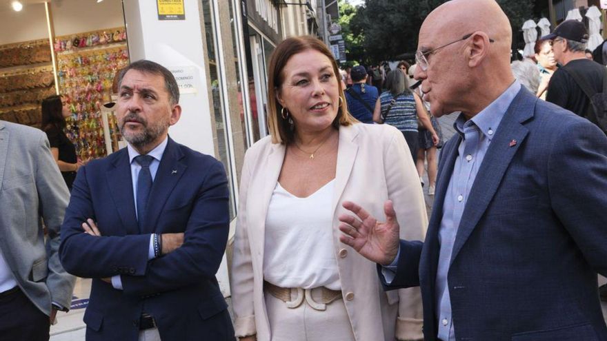 José Manuel Bermúdez, Astrid Pérez y Rafael Yanes, durante la visita al inmueble. | | EFE