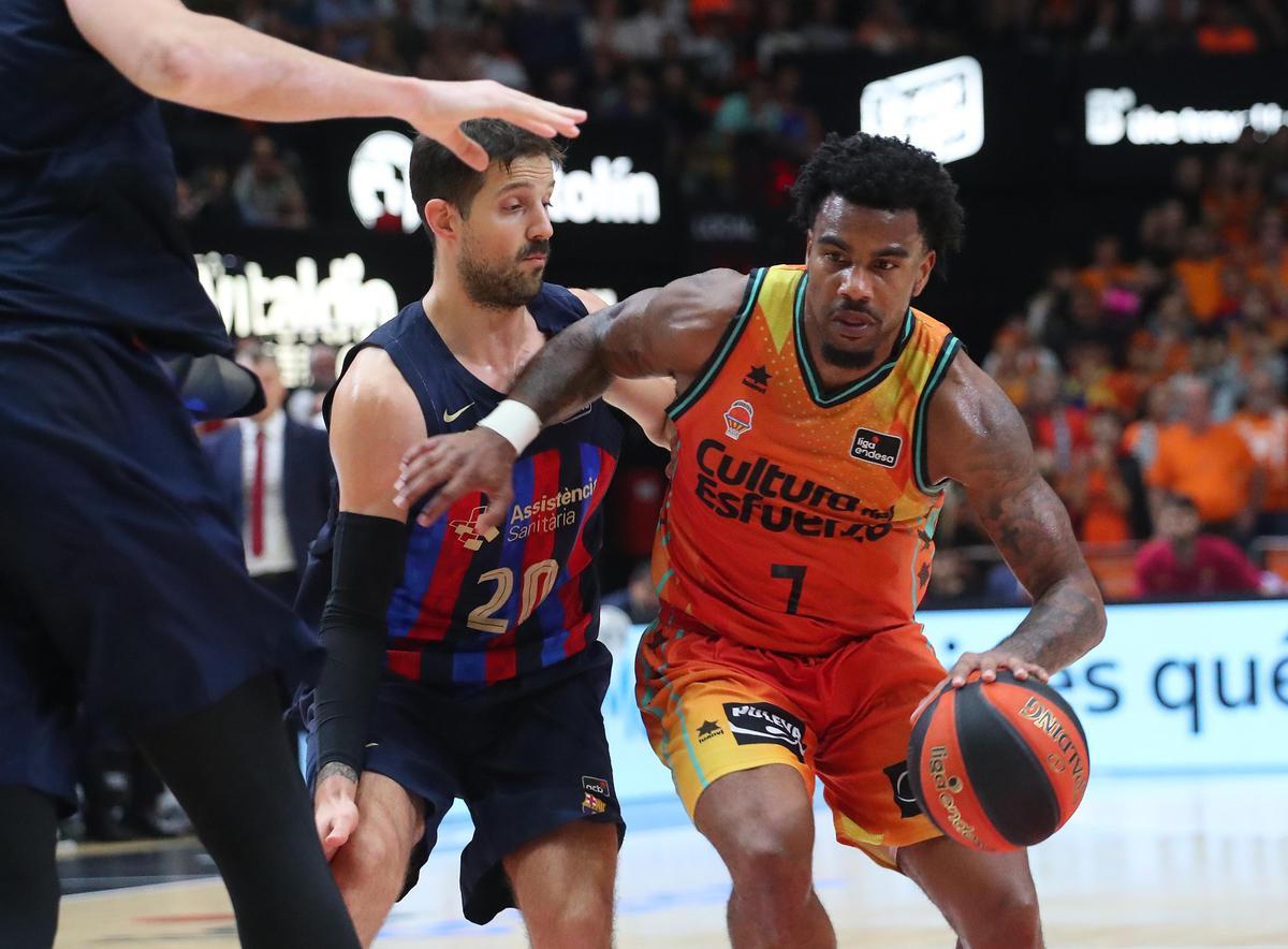 Chris Jones y Laprovittola, en un Valencia Basket - Barça de esta temporada en la Fonteta