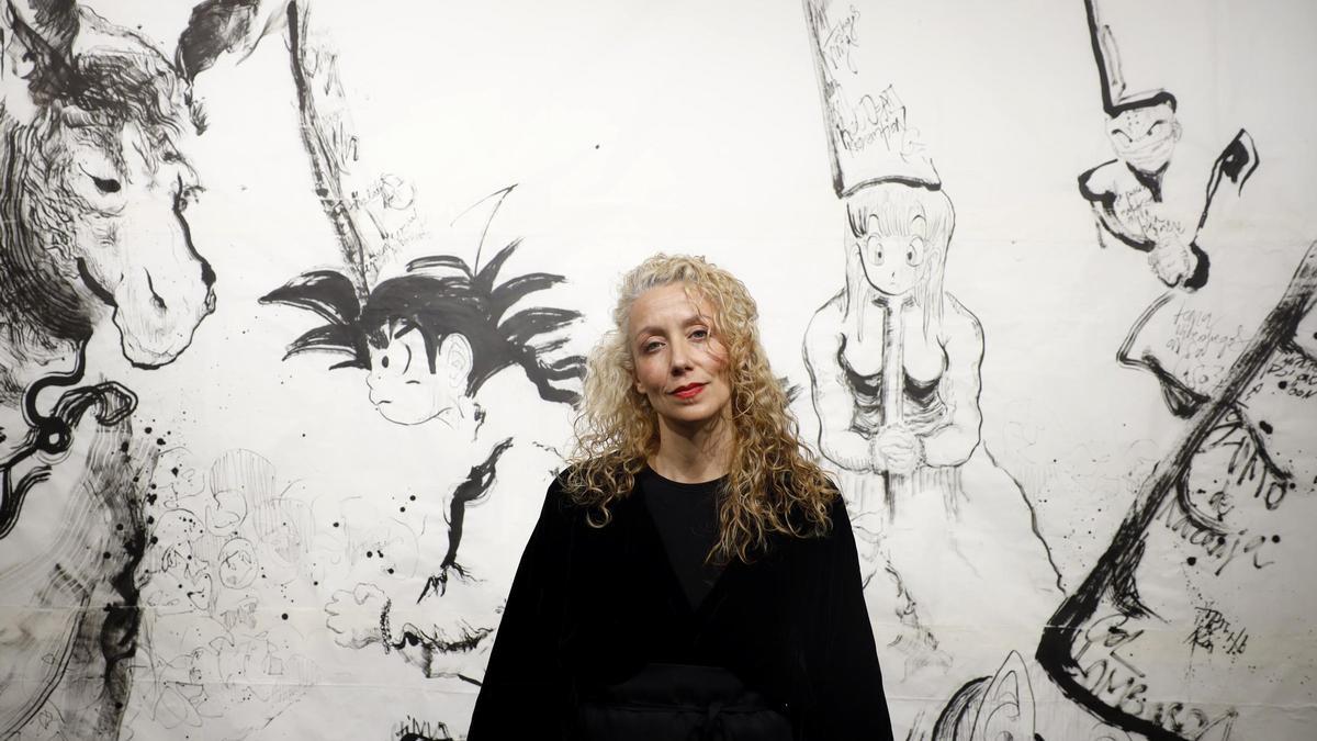Carla Cañellas con la pieza principal de su exposición ‘Goya vive, la lucha sigue’.