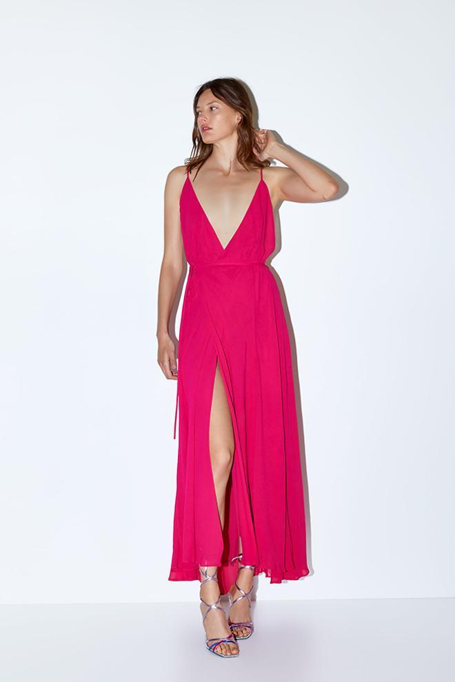 Vestido fucsia con amplio escote, tirante fino y abertura en falda, de Zara