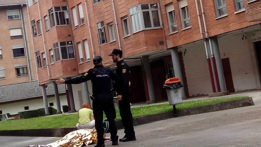 La Policía custodia el cadáver de A. G. M. después de que el hombre se precipitara desde la ventana.