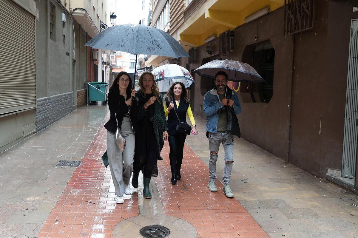 Varios personas caminan por Castelló con el paraguas