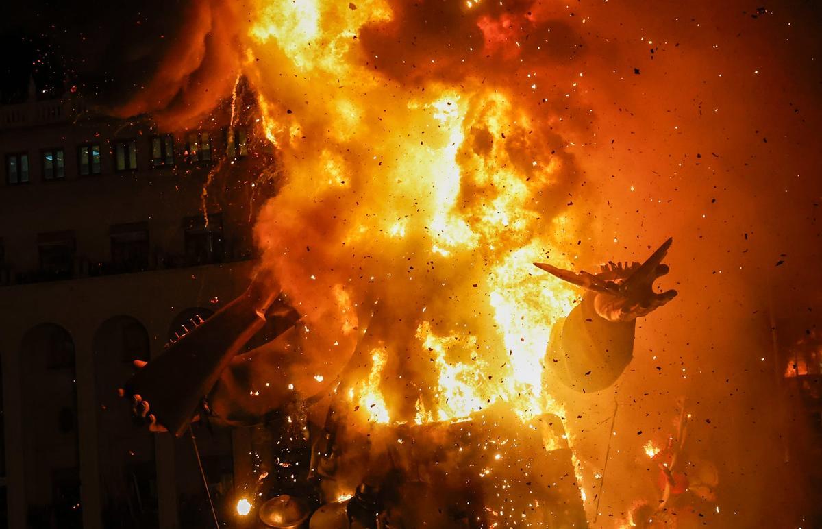 Cremà 2026: Así ha ardido la Falla del Ayuntamiento