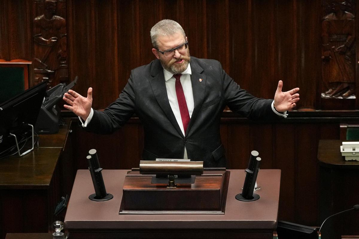 Un diputado polaco desata el caos en parlamento de Varsovia. Grzegorz Braun, legislador del partido ultraderechista polaco Confederación, provocó un escándalo en el Parlamento de Polonia al utilizar un extintor para apagar una menorá gigante que había sido iluminada en un evento para conmemorar la festividad judía de la Jánuca