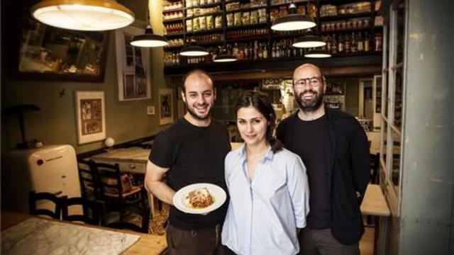Andrea, Ketty y Pietro Leonetti, en la primera sala de Le Cucine Mandarosso. Foto: Joan Cortadellas